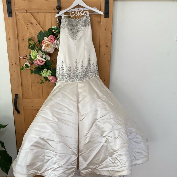 Mermaid sleeveless Silk wedding Dress with Swarovski Crystals BEAUTIFUL!! - Picture 5 of 12